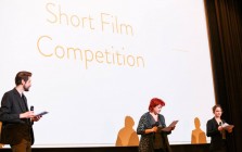 Jurorin des Kurzfilm-Wettbewerbs Marina D. Richter mit dem Moderatorenduo Mirjam Unger und Christoph Rainer Credit Opinion Leaders Network