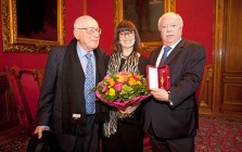 Branko Lustig mit Ehefrau Mirjana, Buergermeister Michael Haeupl Credit Alex Halada